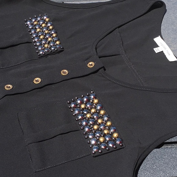 EMBELLISHED POCKETS TANK TOP - Picture 2 of 8